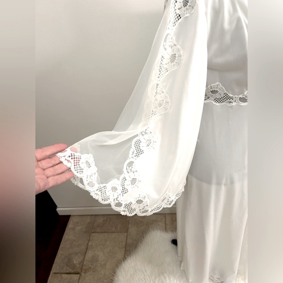 Vintage 1960’s white bridal/maternity shoot/duster robe with lace trim. - Picture 4 of 11